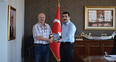 Kurucaşile’li Şair’den Kaymakam Eser’e ziyaret