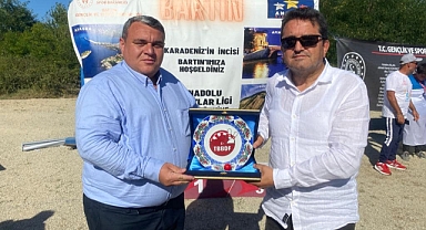 Madalyaları Önder takdim etti