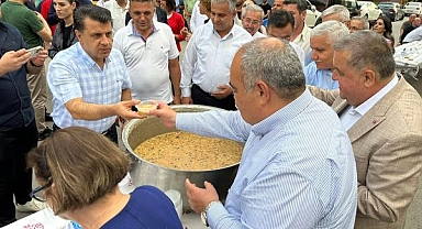 Milletvekili Aldatmaz, aldı eline kepçeyi aşure dağıttı