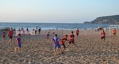 Plaj futbolunda bol gollü maç
