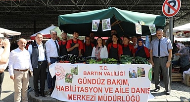 Vali Arslan, Pazaryeri’nde özel gereksinimli bireyleri ziyaret etti