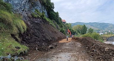 Yola sarkan taşlar düşürüldü