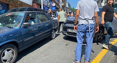 Yukarı Çarşı’da maddi hasarlı kaza