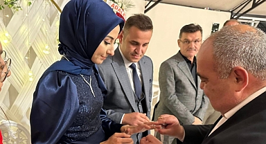 Aldatmaz, yüzüğü taktı 