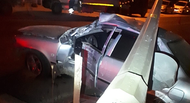 Trafik kazası aydınlatma direğine çarptı