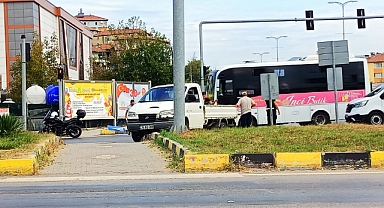 Direksiyon hakimiyetini kaybeden sürücü refüje çıktı