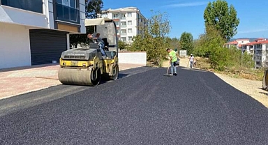Sıcak asfalt çalışmaları devam ediyor