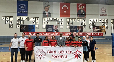 100’üncü yılda çocuklar voleybol maçında!