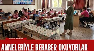 Anneleriyle beraber okuyorlar