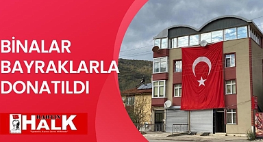 Binalar bayraklarla donatıldı