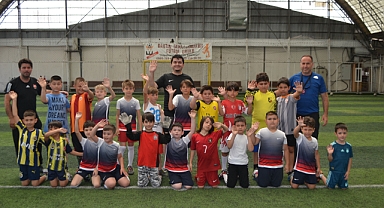 Geleceğin futbolcuları futbol okulunda yetişiyor
