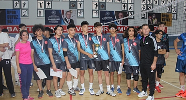 Genç Erkeler Voleybolda Mehmet Akif 3.oldu