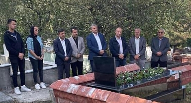 Kabri başında anıldı