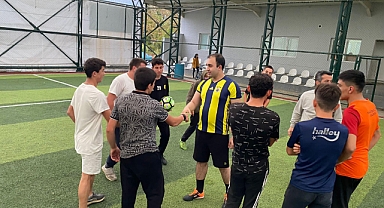 Kaymakam Kadiroğlu gençlerle halı sahada buluştu