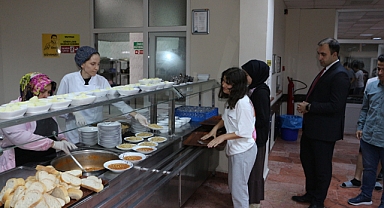 Öğrencilerle sıraya girdi