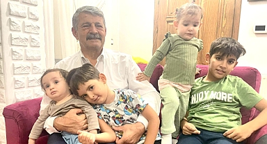 Torunları ile poz verdi