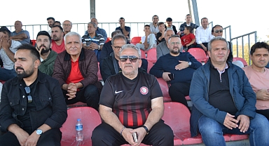 Üzerinde Bartınspor forması ile maçı izledi