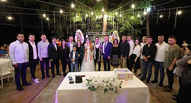 Vali Arslan genç çifte mutluluklar diledi 