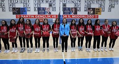 Vali Arslan,Türkiye 3.cüsü takıma ödül verdi