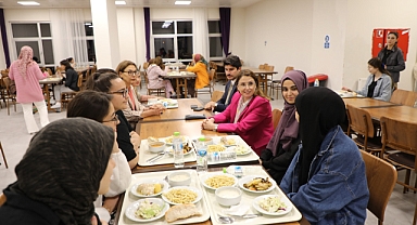 Vali, öğrencilerle yemek yedi