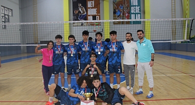 Voleybol erkeklerde FSM Şampiyon oldu