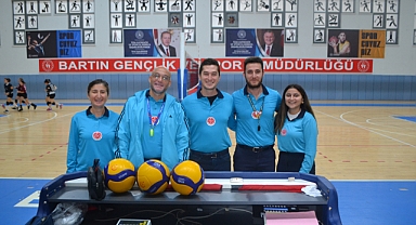 Voleybol hakemleri göz dolduruyor