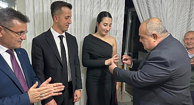 Aldatmaz, yüzüğü taktı