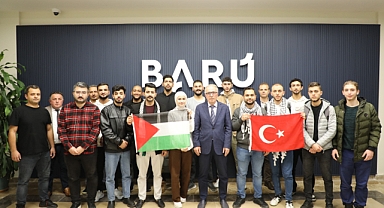 Filistinli öğrencilerle bir araya geldi