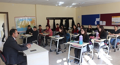 Kaymakam, öğrencilerle bir arada