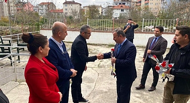 Kaymakam, öğretmenlere karanfil verdi