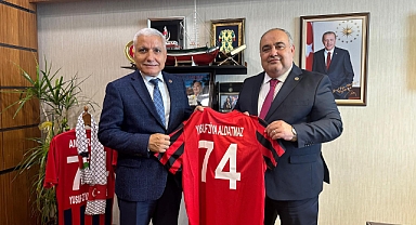 Milletvekili Aldatmaz’a forma hediye edildi