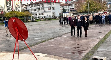 Öğretmenler adına çelenk sunuldu