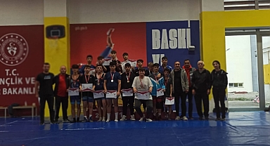 Okul Sporları Gençler Güreş müsabakaları düzenlendi