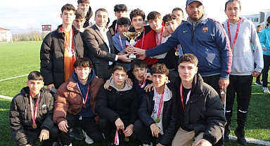 Liseler futbolda kupa sahiplerini buldu