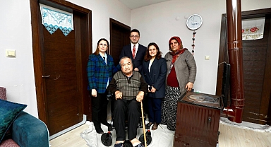 Vali, depremzede aile ile buluştu