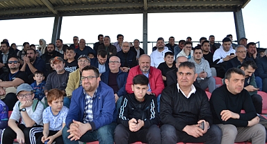 Bartınspor Başkanı Yıldırım, maçı pür dikkat izledi