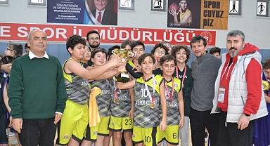 Basket küçük erkeklerin şampiyonu Gazi Ortaokulu