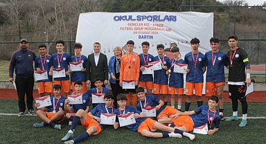Futbolda Cumhuriyet Anadolu Lisesi yarı finallerde