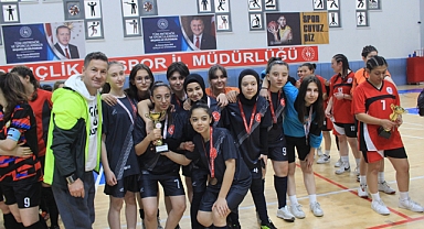 Futsal kızlarda Şehit Mustafa Yaman AİHL 3.oldu