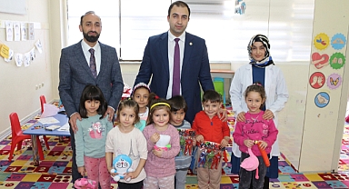 Kaymakam'dan Miniklere Hediye