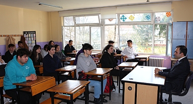 Kaymakam, Öğretmen Masasına Geçti