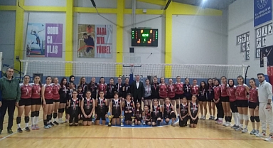 Voleybol Genç Kızların şampiyonu TOKİ Spor