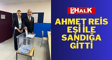Ahmet Reis Eşiyle Sandığa Gitti
