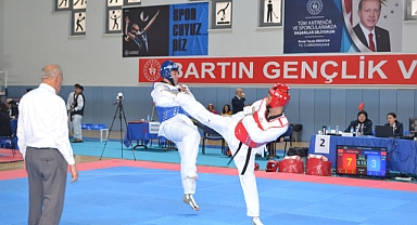 Bartın’da Tekvonda Okul Sporları gençler müsabakaları başladı