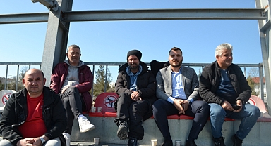 Bartınspor eski futbolcusu Furkan Reis amatör maçları izliyor