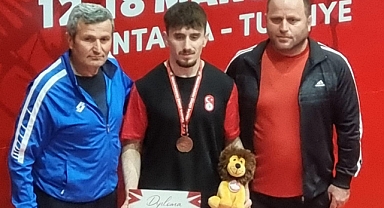 Güreşçiler yine kürsüde
