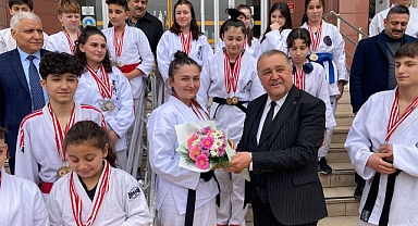 Jujitsu Şampiyonları Çiçekle Karşılandı