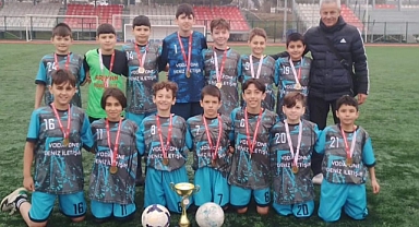 Küçükler futbolda Cumhuriyet Ortaokulu il birincisi oldu