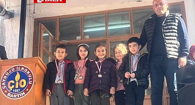Öğrencilerden İstiklal Marşı Gruru
