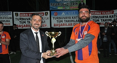 Başkan Bozkurt, şampiyon takıma kupasını takdim etti